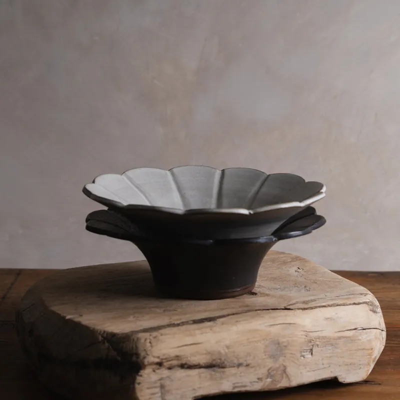 Zhitaofang's/製陶方式 Flower Deep Bowl in Black Discount