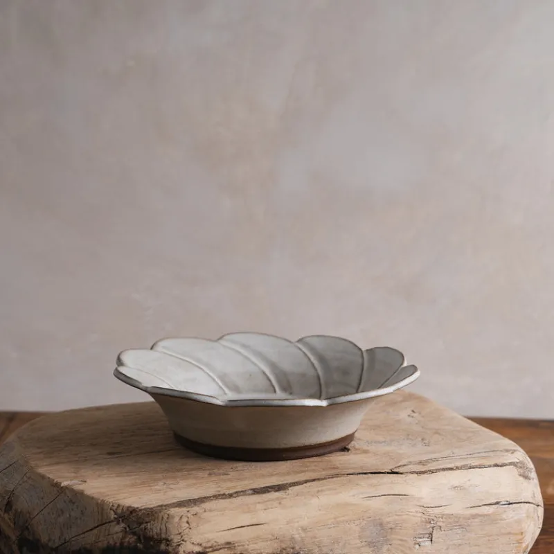 Zhitaofang's/製陶方式 Flower Shallow Bowl in White Online