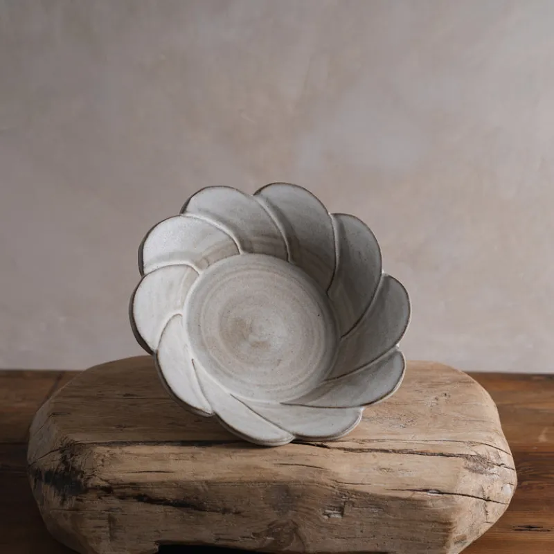 Zhitaofang's/製陶方式 Flower Shallow Bowl in White Online