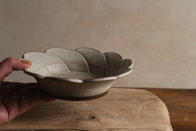 Zhitaofang's/製陶方式 Flower Shallow Bowl in White Online