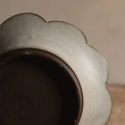 Zhitaofang's/製陶方式 Flower Shallow Bowl in White Online