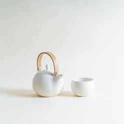 Saliu Large YUI Teapot in White with Wooden Handle Clearance