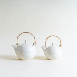 Saliu Large YUI Teapot in White with Wooden Handle Clearance