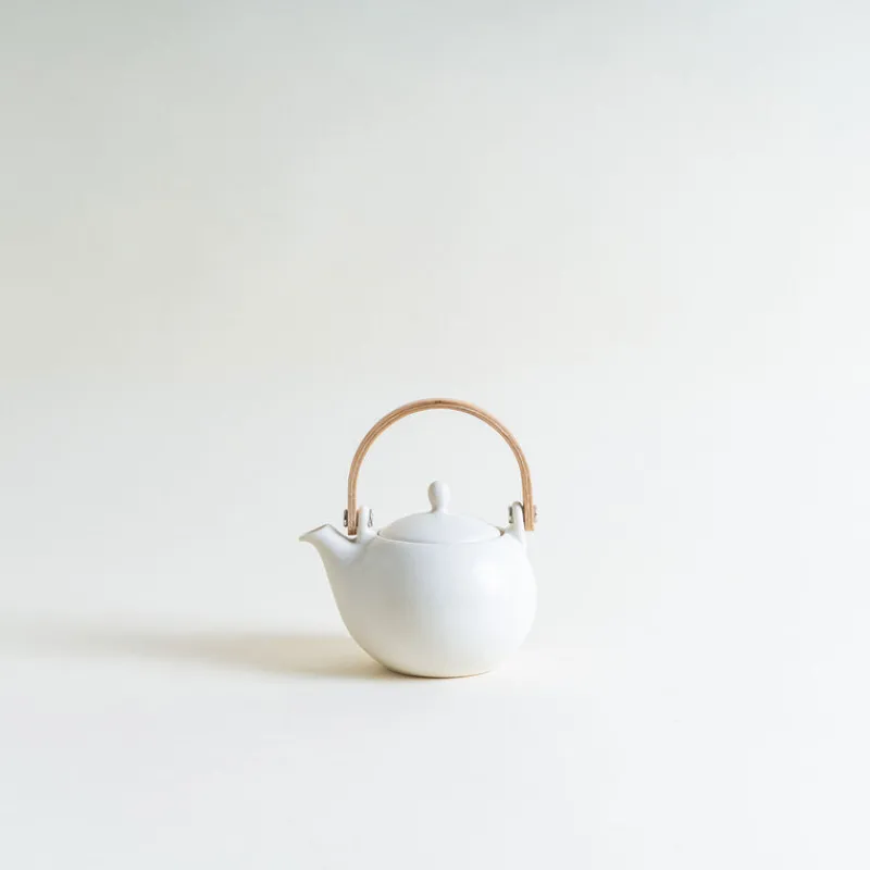 Saliu Small YUI Teapot in White with Wooden Handle Fashion