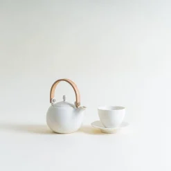 Saliu Small YUI Teapot in White with Wooden Handle Fashion