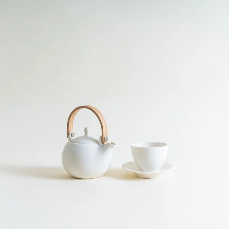 Saliu Small YUI Teapot in White with Wooden Handle Fashion