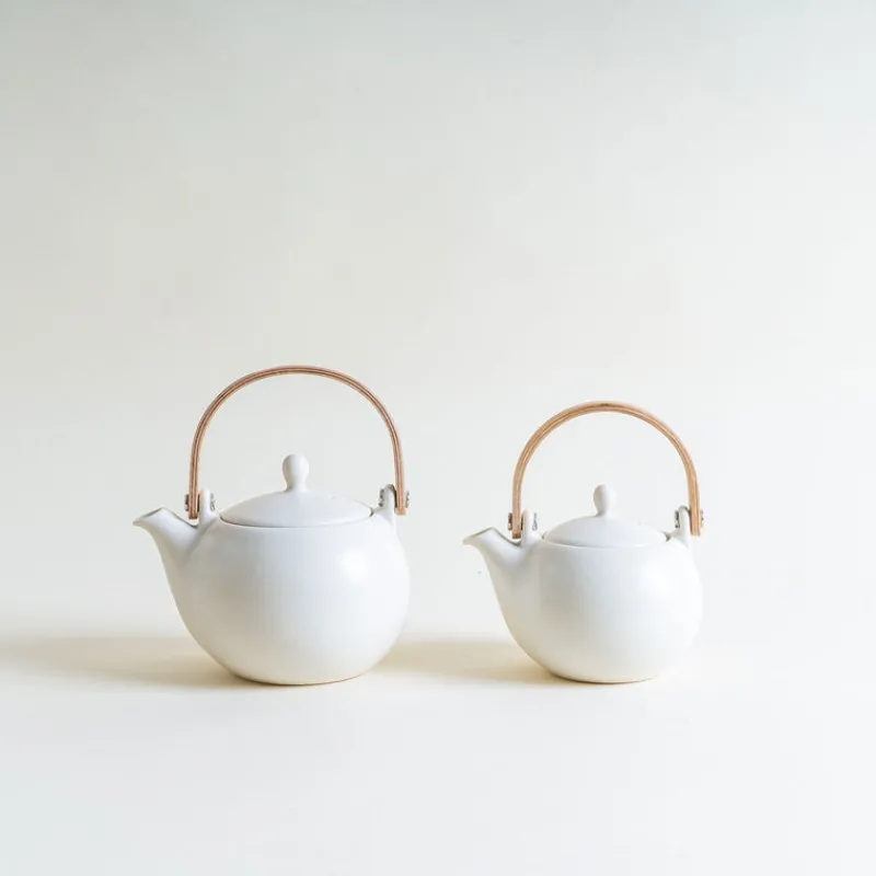 Saliu Small YUI Teapot in White with Wooden Handle Fashion